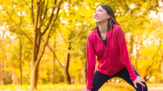 秋に運動する女性