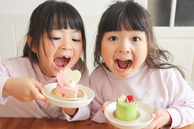 おやつを食べる子ども