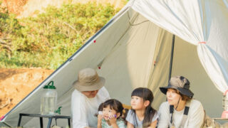 キャンプする家族