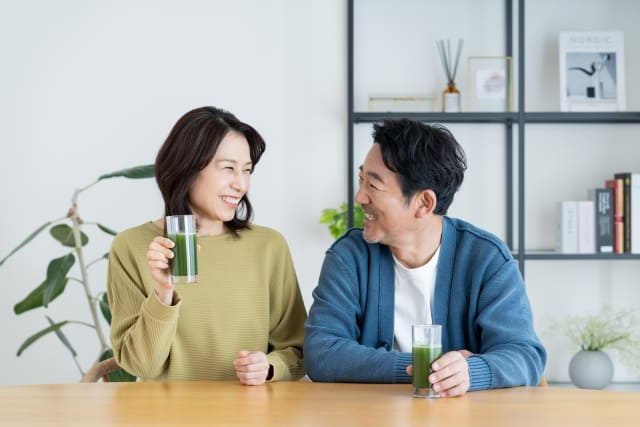 青汁を飲む夫婦