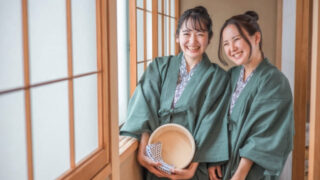 温泉旅行する女性