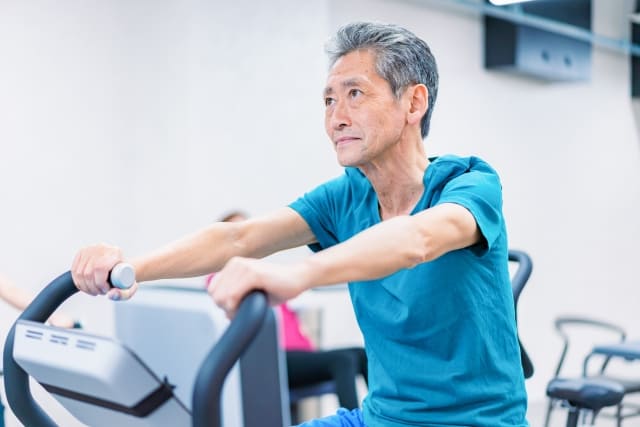 ジムで運動するシニア