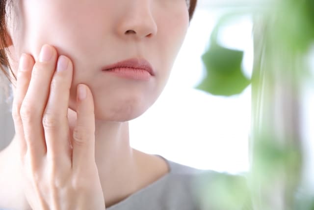 肌を気にする女性