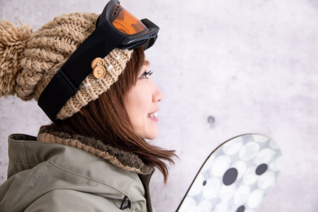 スノーボーダーの女性