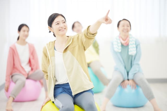 ストレッチする女性