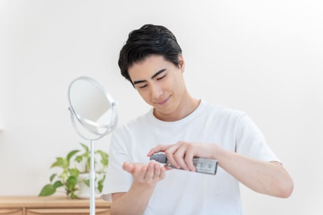 化粧水を塗る男性