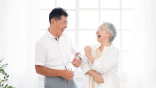 仲が良い高齢者夫婦