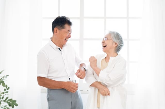 仲が良い高齢者夫婦