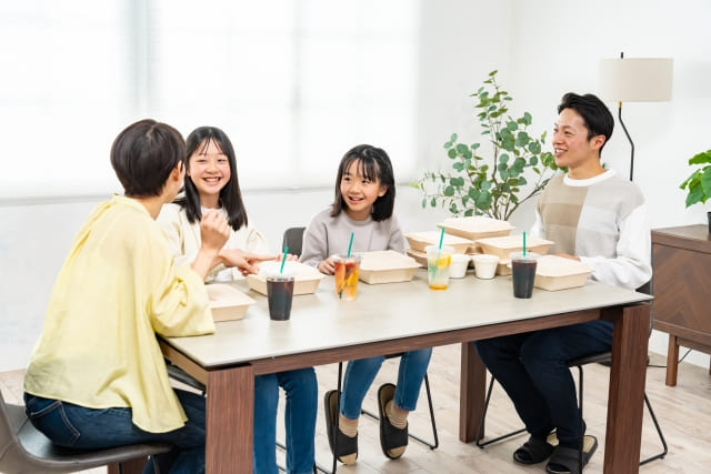 デリバリー注文をした家族