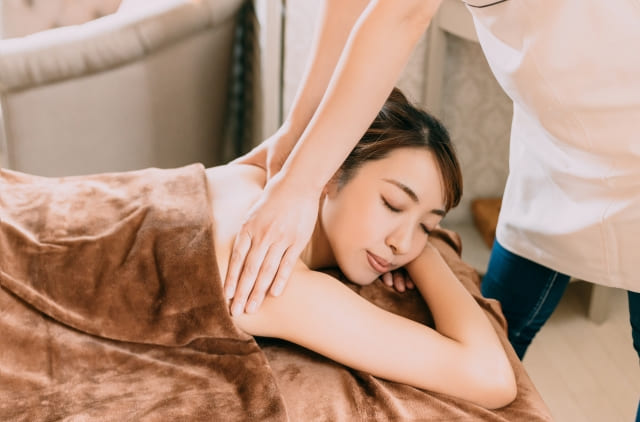 エステサロンで施術を受ける女性