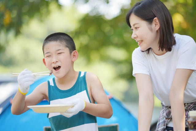 バーベキューする家族