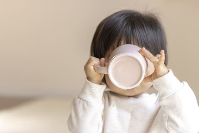 ドリンクを飲む子ども