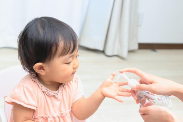 子どもの手の消毒