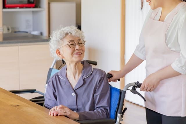 介護を受ける高齢者