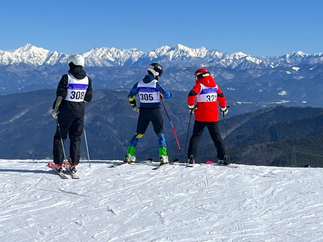 スキー場を訪れる人