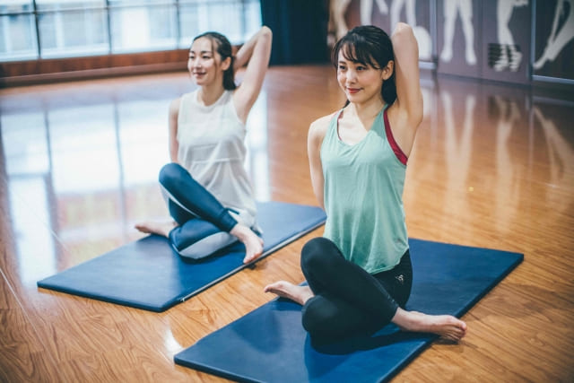 ヨガをする女性