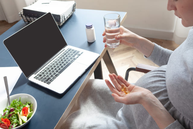 サプリメントを飲む妊婦