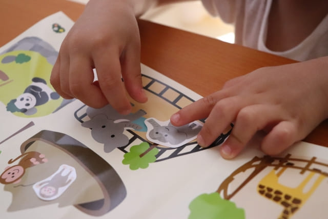 シールを貼る子ども