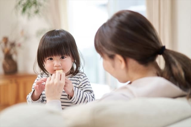 おやつを食べる子ども