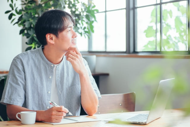 コワーキングスペースで仕事をする男性