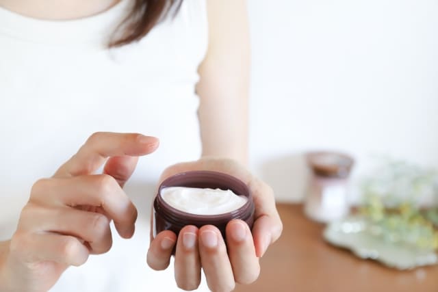 スキンケアクリームを試す女性