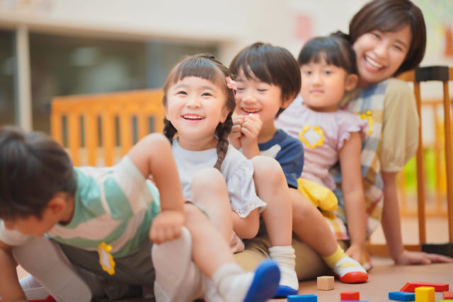 園児と遊ぶ先生