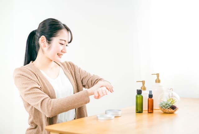 保湿クリームを塗る女性
