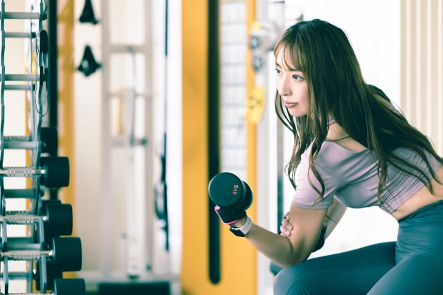 筋トレをする女性
