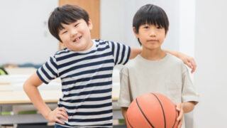 バスケットボールをする少年