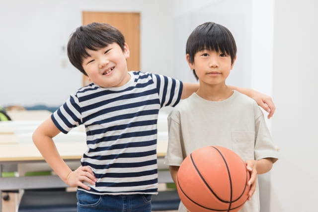 バスケットボールをする少年