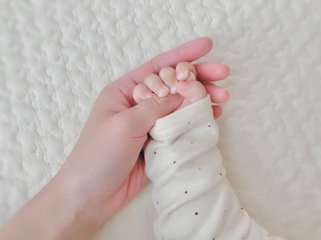 ママと赤ちゃんの手