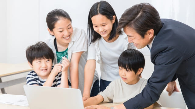 子どもたちに教える先生