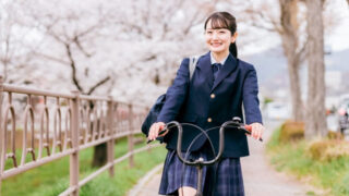 通学する高校生