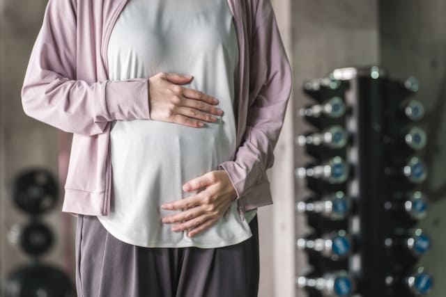 ジムで運動する妊婦
