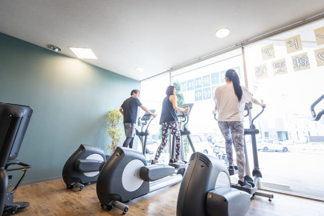 ジムでトレーニングする男女