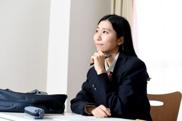 勉強する高校生
