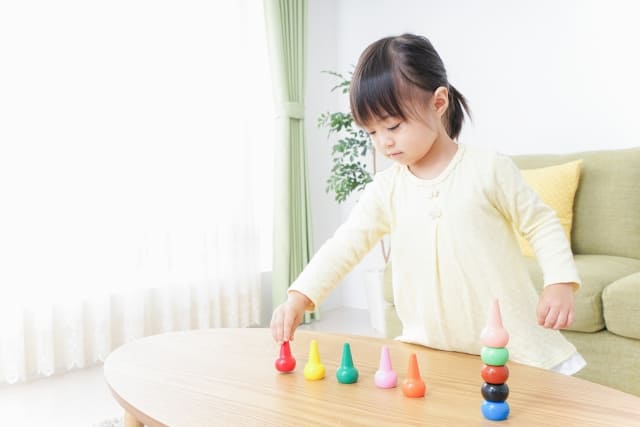 おもちゃで遊ぶ子ども