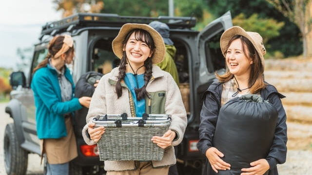アウトドアを楽しむ女性